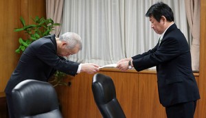 TEPCO President Naomi Hirose and Minister for Economy Trade and Industry Toshimitsu Motegi