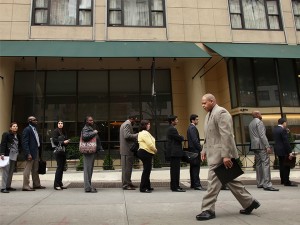 American citizens line up to attend a job fair in Manhattan. In spite of the US economy contracting more than analysts expected in Q1, economists point out that job market statistics are something to be optimistic about