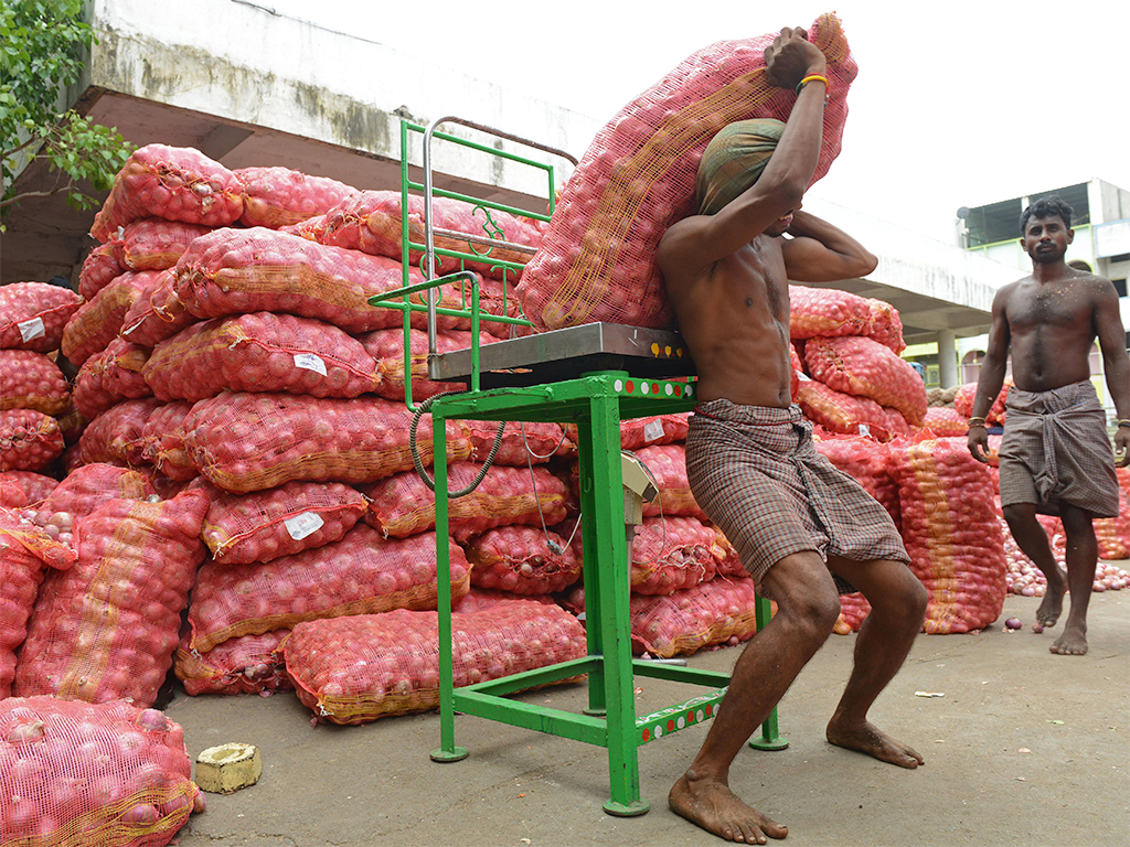 In an effort to tackle rising inflation in India, the government has reintroduced a minimum export price for onions of $300 per tonne, double the last figure