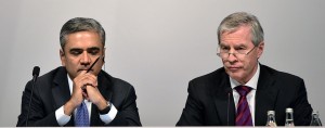 Anshu Jain (l) and Jürgen Fitschen (r) at a shareholder meeting. The two Deutsche Bank CEOs have resigned after some rough times for the institution