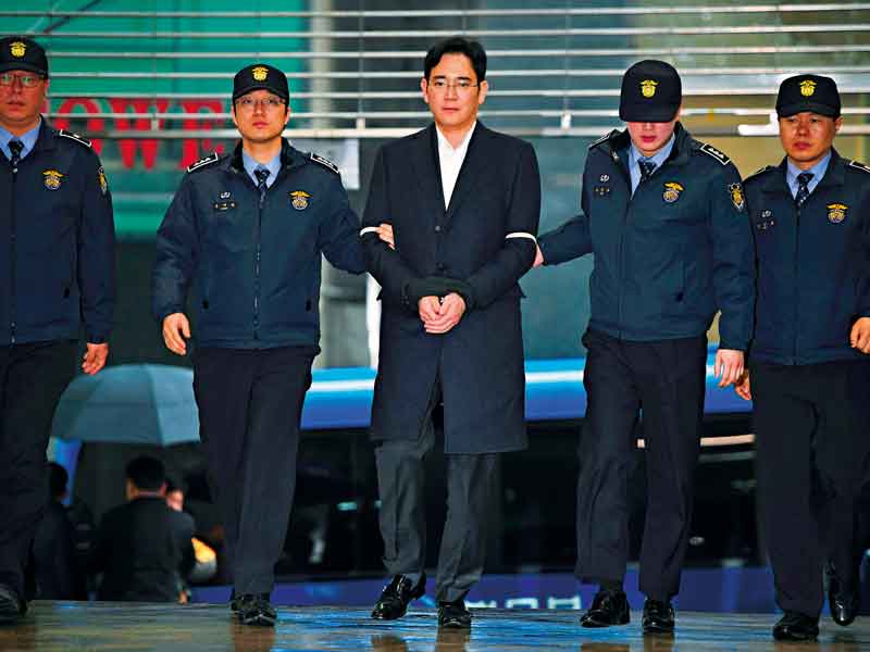 Lee Jae-yong arrives for questioning at the office of the Special Prosecutor