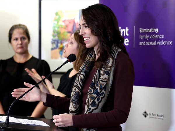 Katta yalangoch semiz dumbalarning fotosuratlari